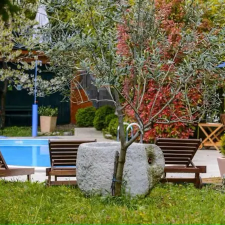 Mara Villa *