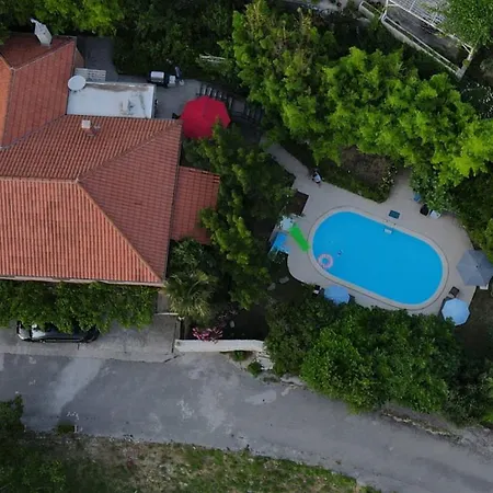 Mara Villa *