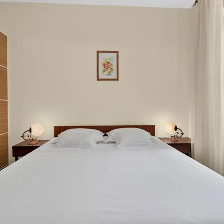 Mara Villa *