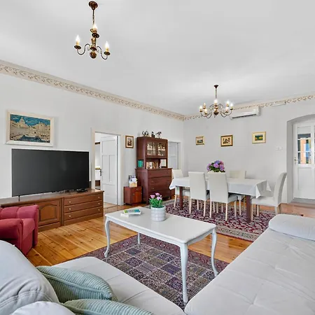 Mara Villa *